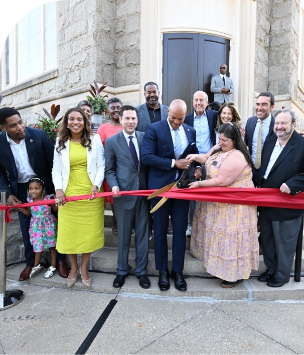 Rabbi Jesssy Dressin, Governor Wes Moore, Jon Cordish and other supporters cut the ribbon on Third Space at Shaarei Tfilloh.